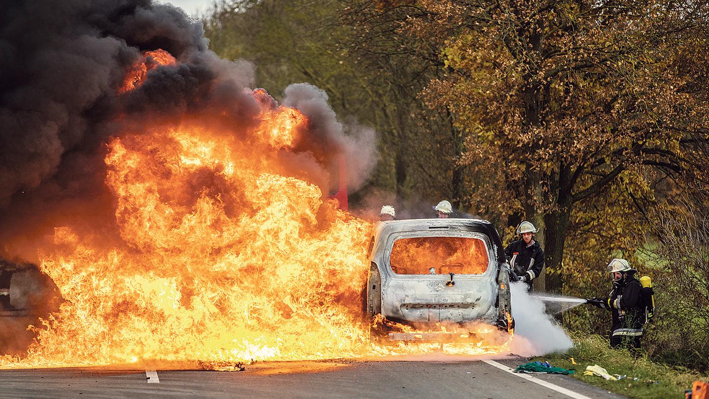 Überall Flammen: Die Feuerwehren aus Ellingen und Stopfenheim versuchen das brennende Auto zu löschen.