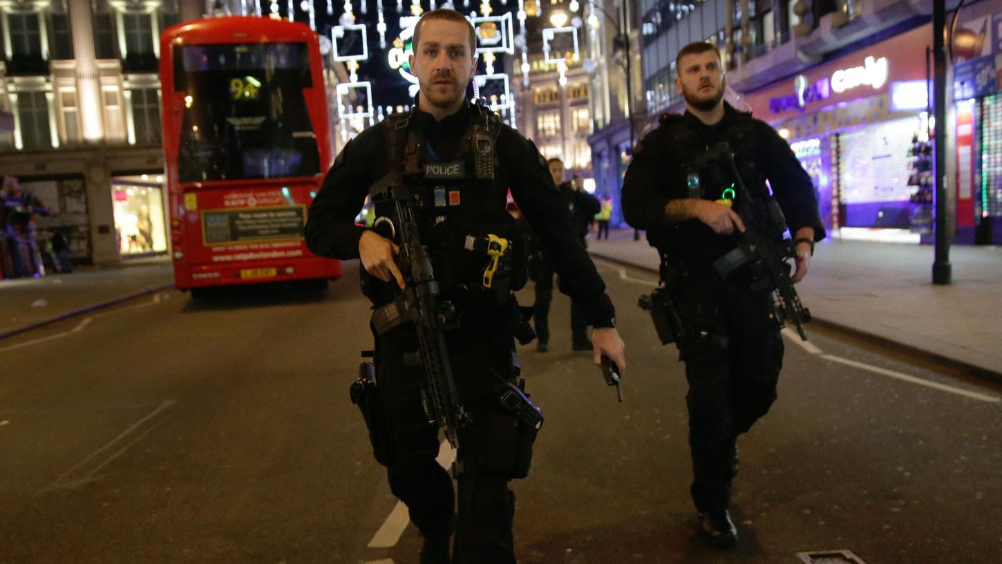 Bewaffnete Polizisten eilten an die Oxford Street.