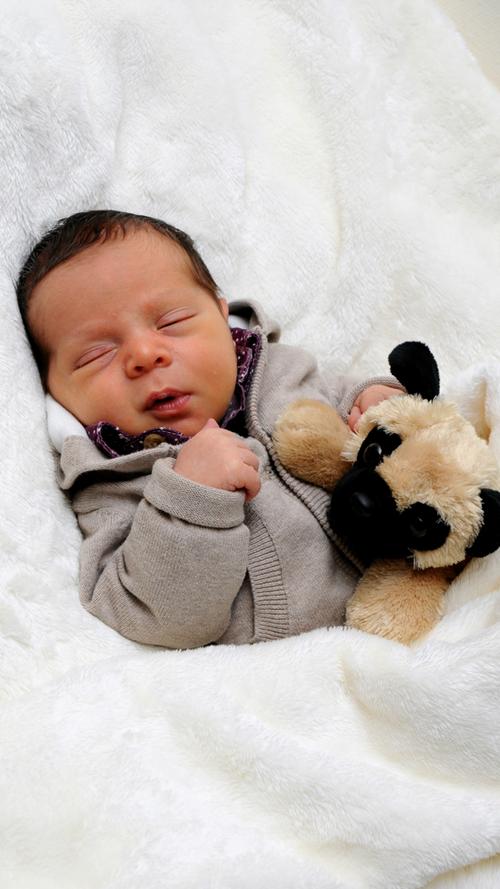 Hier schläft Alessandro, geboren am 10. November im Nürnberger Südklinikum. Als er zur Welt kam, war er 53 Zentimeter groß und wog 3430 Gramm.