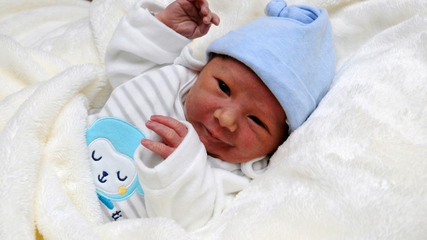 Unter der blauen Mütze schaut der kleine Emir, geboren am 19. November im Südklinikum, hervor. Als er das Licht der Welt erblickte war er 50 Zentimeter groß und wog 3320 Gramm.