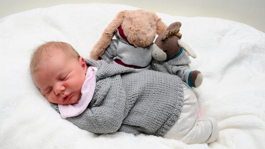 Gleich zwei Kuscheltiere hat sich die kleine Lara geschnappt. Als sie am 16. November im Südklinikum geboren wurde, war sie 54 Zentimeter groß und wog 3970 Gramm.