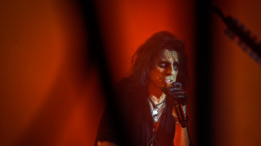 "Horror-Rock-Saurier" in der Jurahalle: Alice Cooper rockt Neumarkt