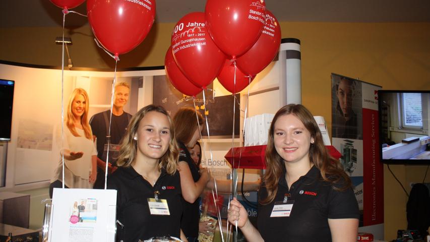 Mit roten Luftballons machte die Firma Bosch auf sich aufmerksam. Am dortigen Stand informierten die Auszubildenden Luisa Schmidt und Annika Färber gerne über ihren Ausbildungszweig Industriekauffrau.