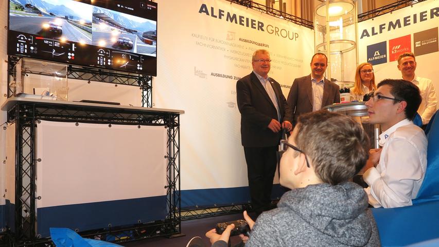Technische Attraktionen hat bei der "BAM" in der Treuchtlinger Stadthalle schon traditionell die Firma Alfmeier im Gepäck. Diesmal war ein Autorenn-Simulator Magnet für die potenziellen Berufsanfänger bei dem großen Treuchtlinger Automobilzulieferer.