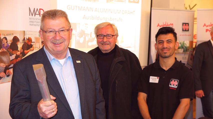 Politik mit "schlagenden Argumenten"? Ein bisschen Spaß musste auch für Landrat Gerhard Wägemann (links) am Stand der Firma Gutmann Aluminiumdraht in der Treuchtlinger Stadthalle sein.