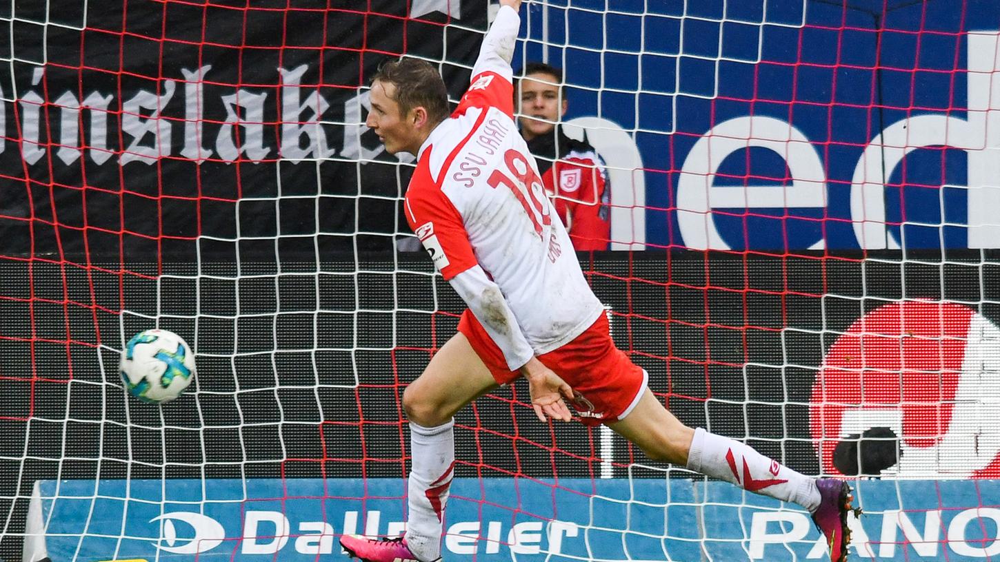 Vier Tore gegen Duisburg: Regensburgs Marc Lais bejubelt seinen Treffer zum 3:0.