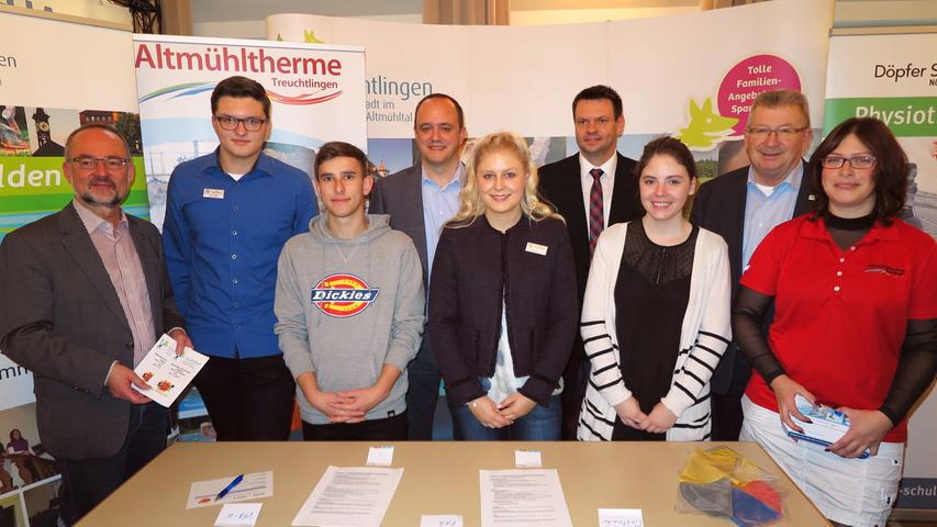 Gruppenfoto mit Chef: Das BAM-Team der Stadt Treuchtlingen mit Bürgermeister, Abgeordnetem und Landrat.