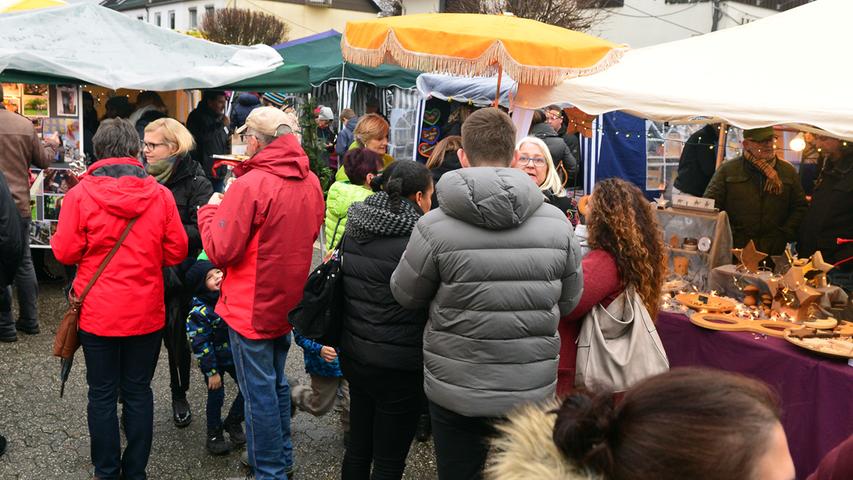Großer Andrang: Tausende Besucher beim Queckenmarkt in Eltersdorf