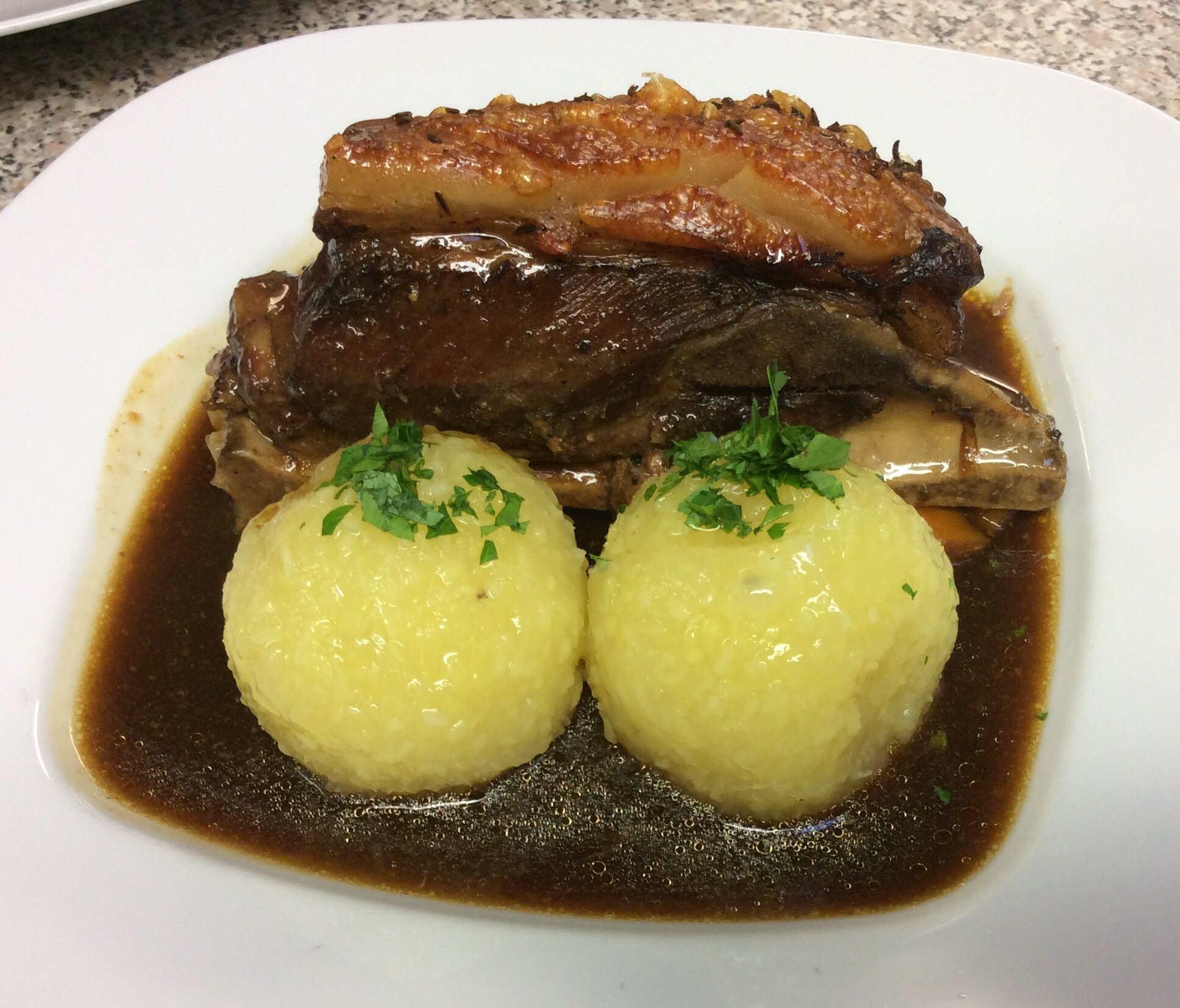 Wir haben das Schäufele. Viel besser kann man ein Stück Schweinefleisch mit Knochen wohl kaum zubereiten.