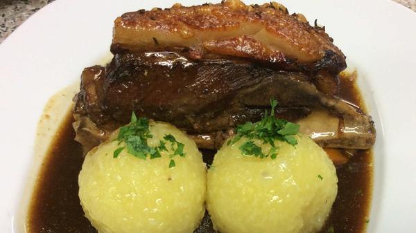 Wir haben das Schäufele. Viel besser kann man ein Stück Schweinefleisch mit Knochen wohl kaum zubereiten.