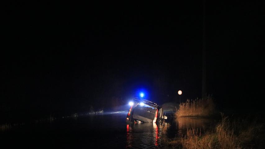 Bei Pommersfelden: Mercedes-Fahrer versenkt Auto im Straßengraben