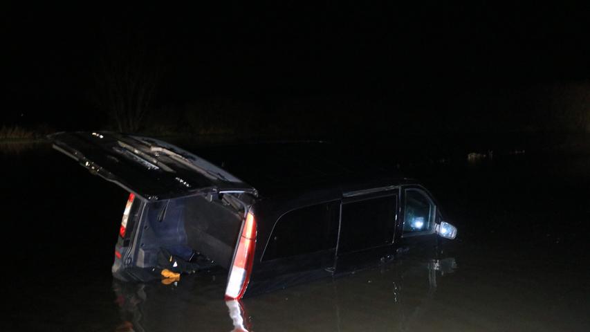 Bei Pommersfelden: Mercedes-Fahrer versenkt Auto im Straßengraben