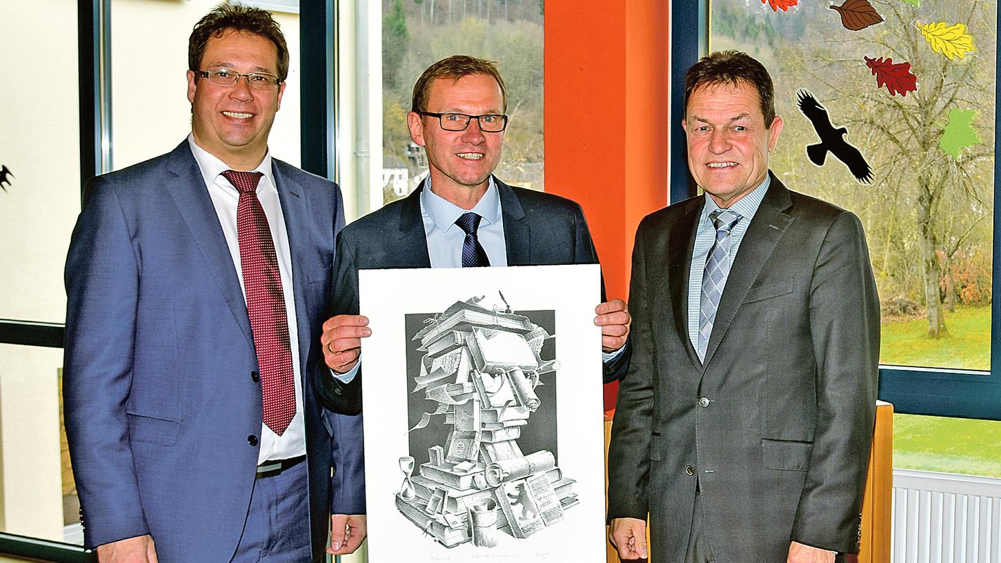 „Bücherfreund“ als Willkommensgeschenk: Die Bürgermeister Uwe Sinn und Manfred Schneider begrüßten Schulleiter Jens Nienaber mit einer Lithografie. Da mehrere Eltern eine Veröffentlichung von Fotos ihrer Kinder abgelehnt haben, können wir leider keine Bilder von den Aufführungen zeigen. „Bücherfreund“ als Willkommensgeschenk: Die Bürgermeister Uwe Sinn und Manfred Schneider begrüßten Schulleiter Jens Nienaber mit einer Lithografie. Da mehrere Eltern eine Veröffentlichung von Fotos ihrer Kinder abgelehnt haben, können wir leider keine Bilder von den Aufführungen zeigen.