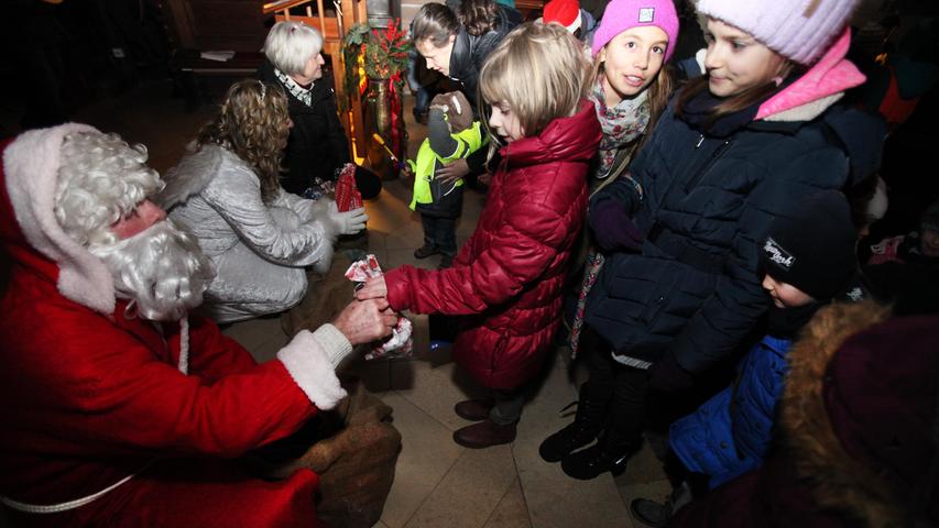In Dietersdorf geht`s am Samstag, 16. Dezember, um 17 Uhr los mit einem Laternenzug, zu dem auch Christkind und Nikolaus vorbeischauen werden. Ab 18 Uhr kann man dann über den Weihnachtsmarkt der Freiwilligen Feuerwehr am sogenannten Serenadenplatz hinter der Feuerwehr schlendern.