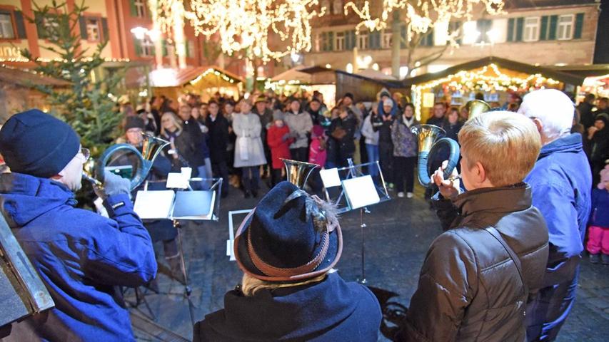 Auch in diesem Jahr hat der Schwabacher Weihnachtsmarkt auf dem Königsplatz vieles zu bieten: Lebkuchen, Glühwein oder weihnachtliche Geschenke - es ist für jeden etwas dabei. Offen hat er an den Wochenenden von 8. bis 10. Dezember und vom 14. bis 17. Dezember