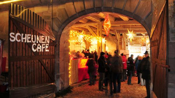 Vom 8. bis 10. Dezember lädt das Schloss Dürrenmungenau zum Weihnachtsmarkt ein. Verschiedene Kunsthandwerksaussteller zeigen ihre Kunst und für Musik sorgt ein Posaunenchor. Sowohl für den großen als auch für den kleinen Hunger gibt es Winterschmankerl. Der Eintritt beträgt drei Euro pro Person (Kinder bis 16 Jahre sind frei). Kostenlose Parkplätze sind vorhanden.