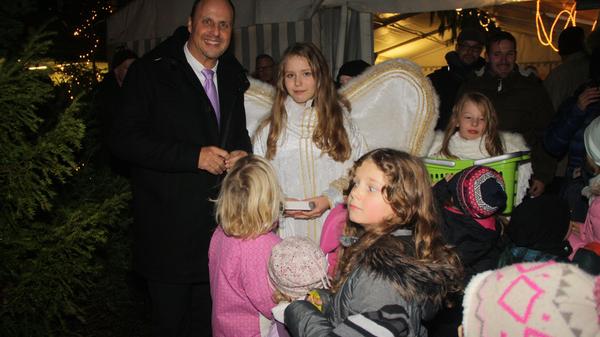 Der Herpersdorfer Weihnachtsmarkt öffnet vom 8. bis 10. Dezember auf dem Festplatz am Parkplatz des Schreibwarenladens Weiss in der Barlachstraße 13 seine Pforten. Die Eröffnung ist um 17:30 Uhr mit dem Christkind.