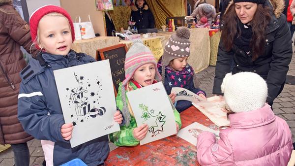 Vom 9. bis 10. Dezember jeweils von 11 bis 19 Uhr kommen Kinder voll auf ihre Kosten auf dem Hüttlinger Kinderweihnachtsmarkt in Schwabach. Von Kerzen ziehen, einer Weihnachtsmarktrallye und "goldigen" Mitmachaktionen ist alles geboten.