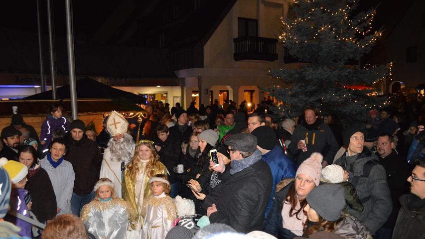 Am Samstag, 2. Dezember, eröffnet um 15 Uhr das Hembacher Christkind den Weihnachtsmarkt von Rednitzhembach auf dem Rathausplatz und dem Brunnenplatz vor dem Gemeindezentrum. Die Marktstände haben bis 20 Uhr geöffnet.