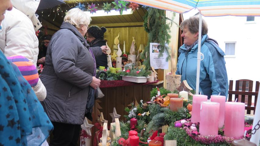 Der Weihnachtsmarkt in Rohr findet am 3. Dezember ab 10.30 Uhr statt. Rund um die Kirche St. Emmeram sind an diesem Tag die Kirchengemeinde und verschiedene Vereine und Gruppen vertreten.