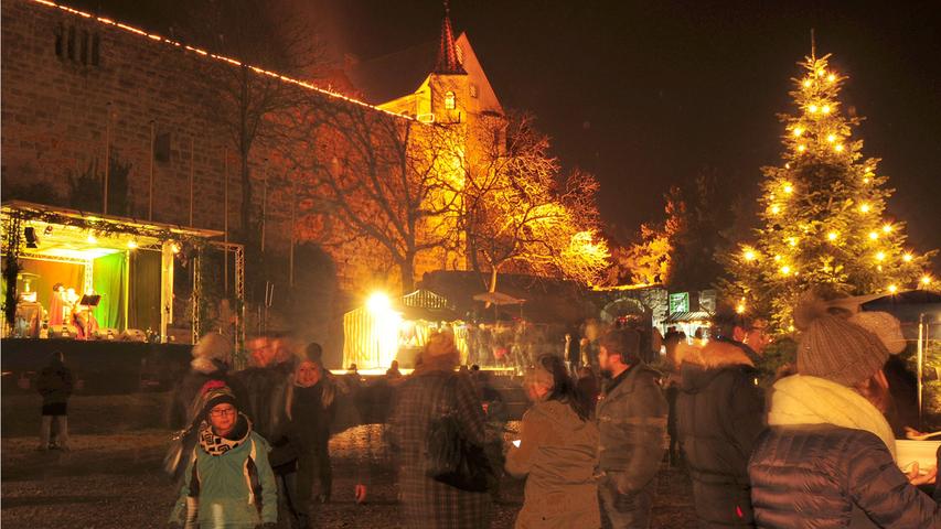 Der Abenberger Weihnachtsmarkt hat am 2. und 3. Dezember geöffnet. Die Veranstaltungsorte befinden sich vom Stillaplatz bis zur Burg hinauf. Besonderheiten sind unter anderem die lebendige Krippe und die Kindereisenbahn. Höhepunkt ist der Besuch des Nürnberger Christkindes am Sonntag gegen 16:30 Uhr.