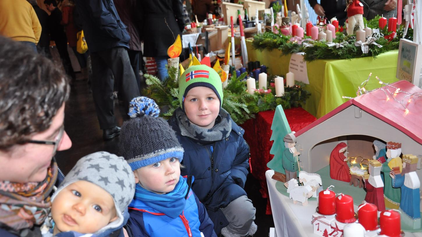 Beim Adventsmarkt in Muhr am See eröffnete sich so manch spannender Blick in die Weihnachtskrippe, wie für diese drei Jungs.