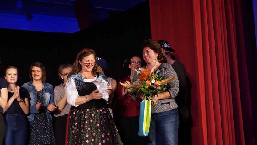 Maria Riedinger (links), stellvertretende Vorsitzende der Arge Mundarttheater Franken, dankt Jugendreferentin Elke Kolb aus Pfofeld, die die Proben für das Stück "Die Welle" mitbetreut hat.