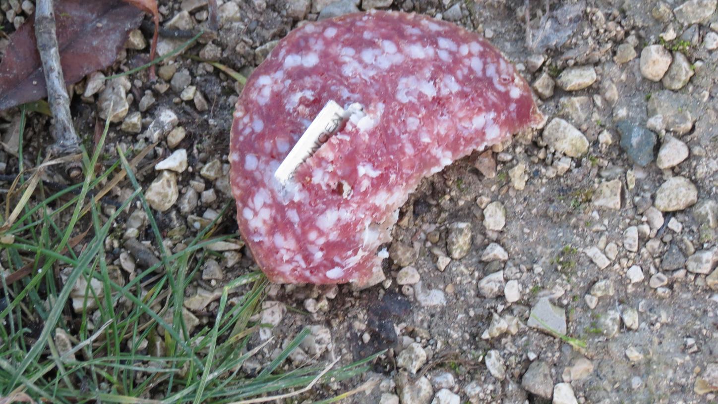 Diese präparierte Salami-Scheibe wurde zwar in Amberg gefunden, aber die Hundehalter im Gemeindegebiet Veitsbronn und Seukendorf sollten wachsam sein, wenn sie mit ihren Vierbeinern unterwegs sind.