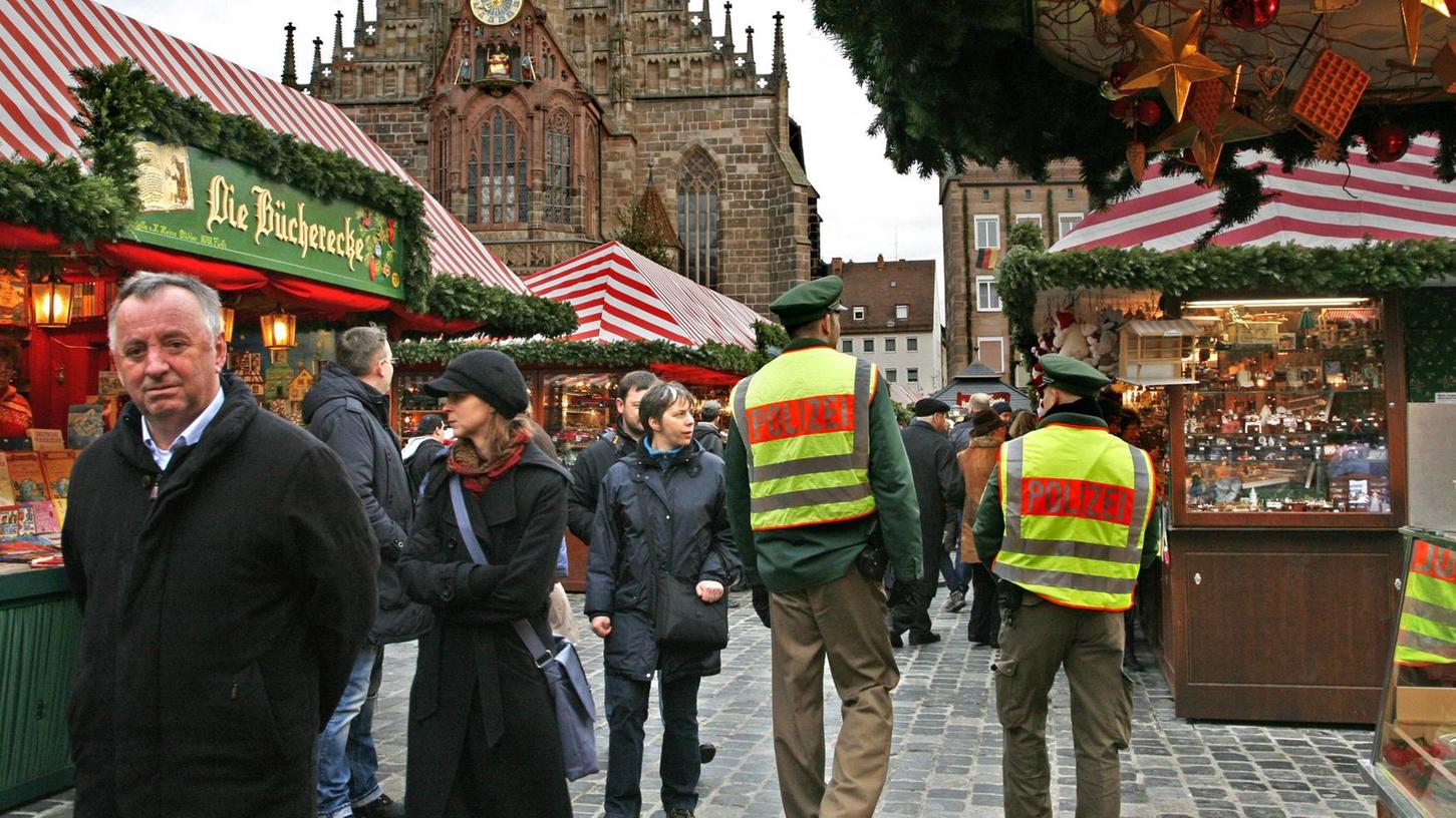 Leuchtende Sicherheit auf dem Nürnberger Christkindlesmarkt: Die Polizei wird wieder sichtbar präsent sein. Aber auch Zivilkräfte mischen sich unter die Besucher, um potenziellen Taschendieben das Handwerk zu legen.