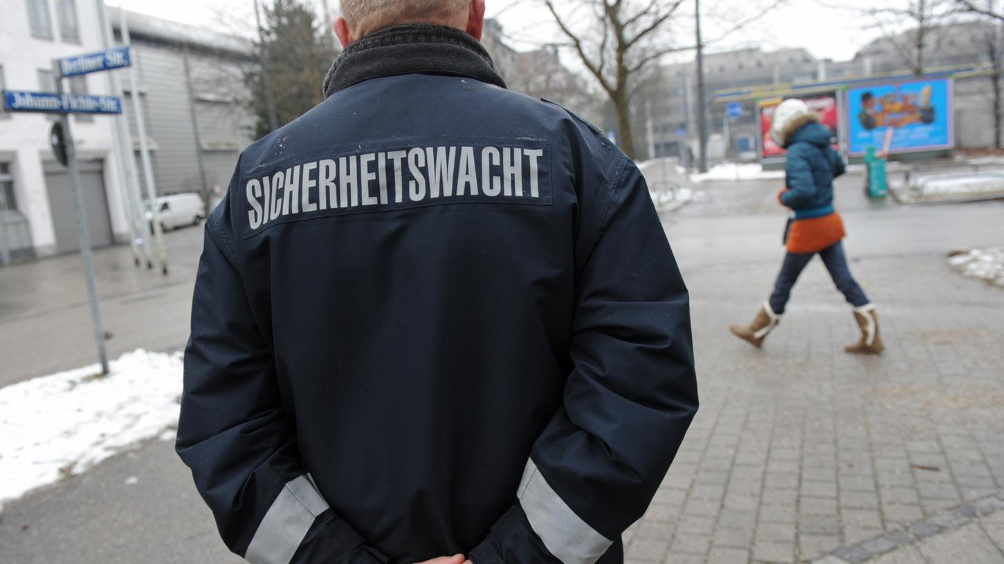 Mehr als 700 Helfer der Sicherheitswacht unterstützen die bayerische Polizei im Alltag. Sie sollen das Sicherheitsgefühl der Menschen erhöhen.