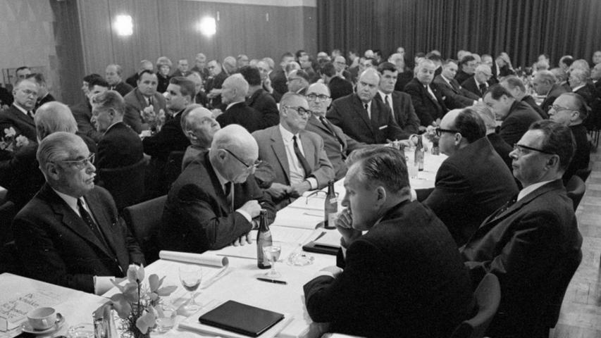 Die Stadt Nürnberg ringt mit führenden Männern der Industrie, des Handels und des Handwerks um die Frage, wie sie ihre wirtschaftliche Lage verbessern kann. Hier geht es zum Kalenderblatt vom 30. November 1967: "Sorgen um Nürnbergs Wirtschaft"