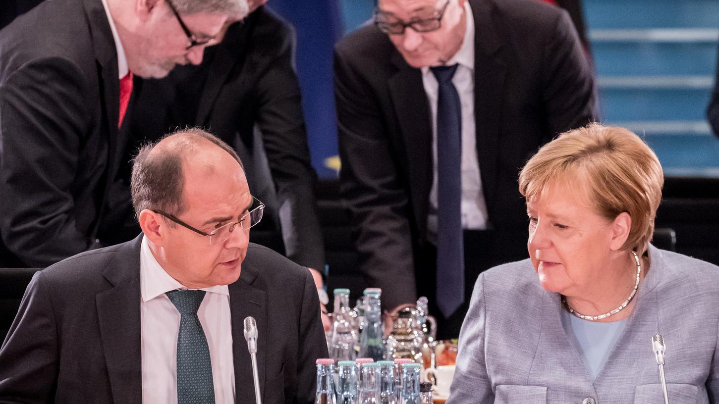 Ärger um das Glyphosat-Ja: Nach seinem Alleingang erhielt Landwirtschaftsminister Christian Schmidt (li.) Kritik von Angela Merkel - personelle Konsequenzen muss der CSU-Politiker allerdings nicht befürchten.