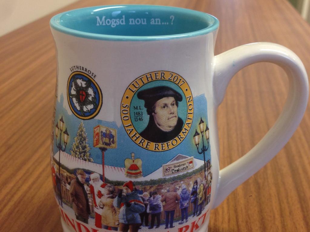 2017 war die Farbe der Tasse ein helles, deckendes Blau. In diesem Jahr zierte zur Erinnerung an das Reformationsjubiläum auch das Portrait von Luther samt Lutherrose die Tasse. Außerdem waren das Marktgeschehen, die Jahreszahl und das Christkind darauf abgebildet. 2017 war die Farbe der Tasse ein helles, deckendes Blau. In diesem Jahr zierte zur Erinnerung an das Reformationsjubiläum auch das Portrait von Luther samt Lutherrose die Tasse. Außerdem waren das Marktgeschehen, die Jahreszahl und das Christkind darauf abgebildet.