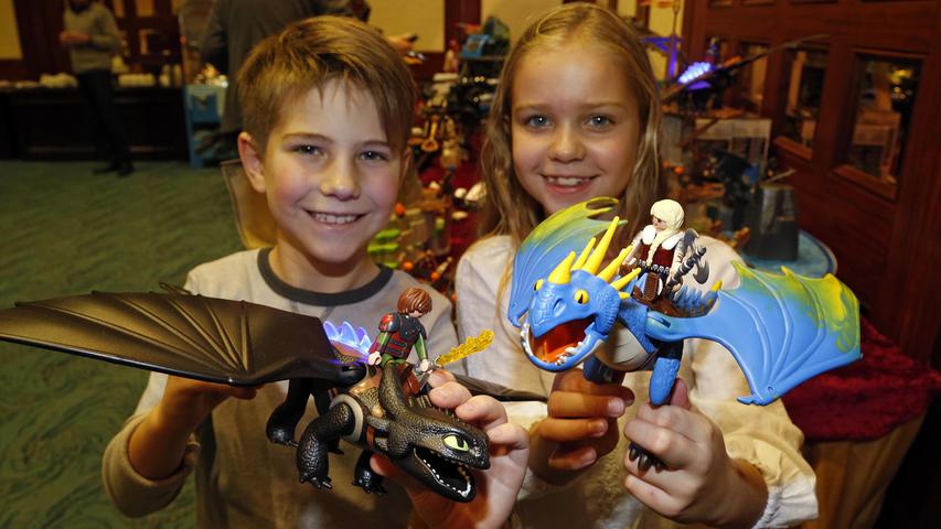 Mit der Drachen-Spielwelt punktet Playmobil voll bei Marcus und Katie. Die beiden Achtjährigen präsentierten bei der Jahrespressekonferenz der Spielwarenbranche in Nürnberg Produkte, denen Experten das Zeug zum Renner im Weihnachtsgeschäft 2017 bescheinigen.
