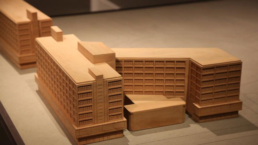 Gebäudemodelle zeigen seine Arbeit als Architekt.