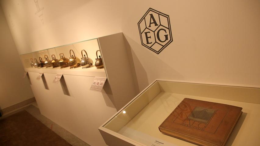 Eine Reihe von elektrischen Teekannen erinnert an das Schaffen von Behrens für die AEG.