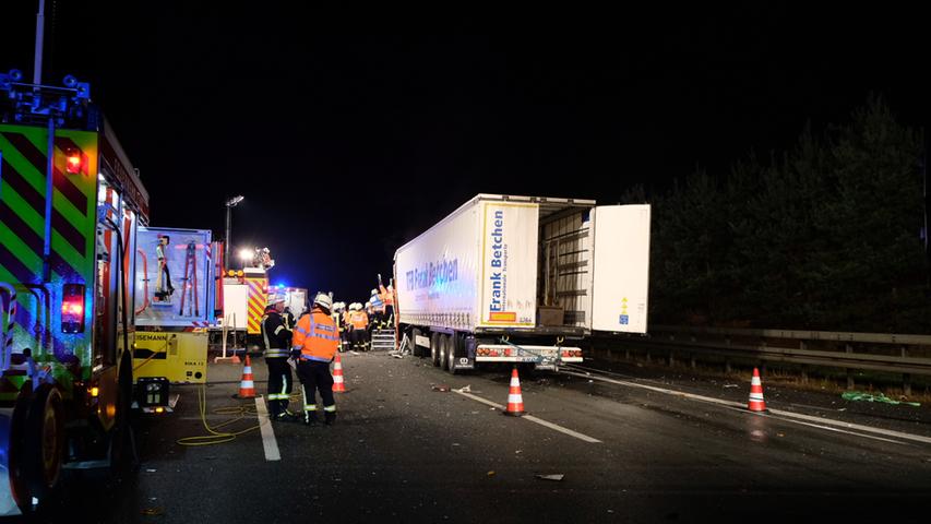 Unfall auf der A9: Laster fährt auf Baustellenfahrzeug auf