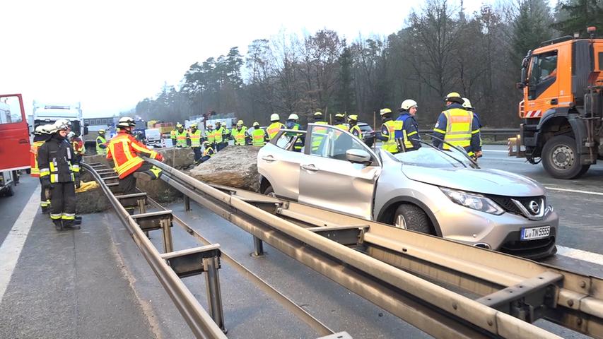 Lkw-Reifenplatzer: Verkehrschaos nach Unfall auf A3 