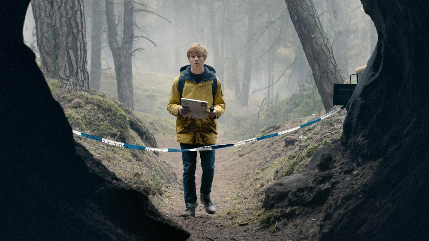 Louis Hofmann, der den Jungen Jonas Kahnwald spielt, steht auf seiner Suche nach dem verschwundenen Mikkel Nielsen vor den Windener Höhlen, denen in der Serie "Dark" eine wichtige Rolle zukommt.