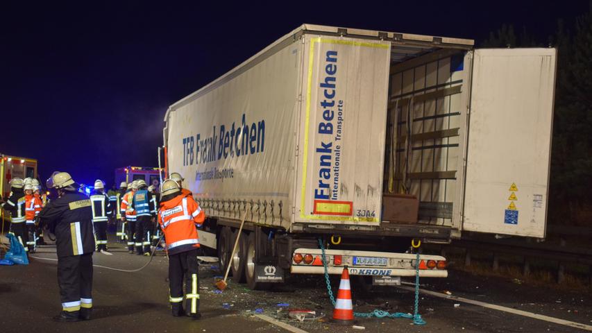 Unfall auf der A9: Laster fährt auf Baustellenfahrzeug auf