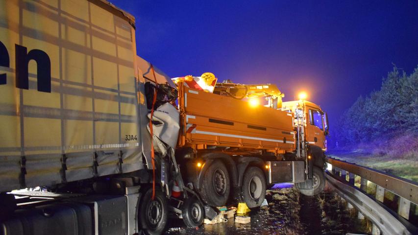 Unfall auf der A9: Laster fährt auf Baustellenfahrzeug auf