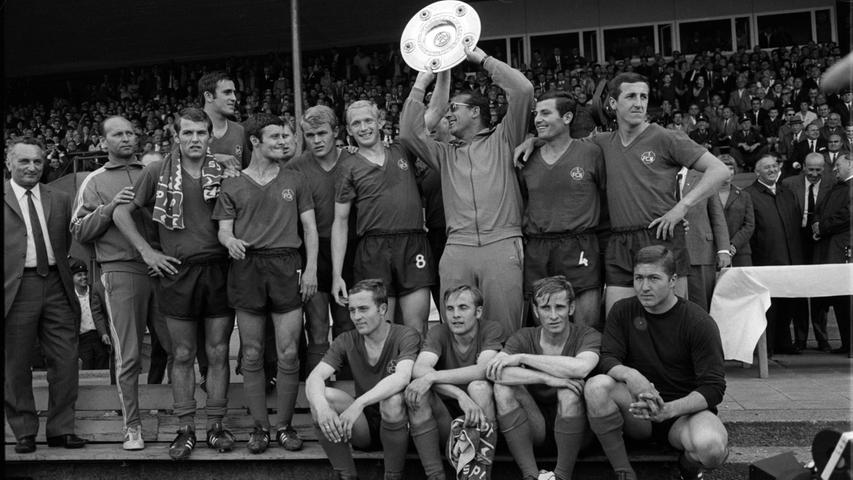 Es sind historische Bilder: Ende der 80er Jahre erst überflügelten der FC Bayern den Club als Rekordmeister. Das letzte Mal, dass sich der FCN  wirklich größer als der Rivale aus der ungeliebten Landeshauptstadt fühlen dufte, war da jedoch schon etwas her. Am 2. Dezember 1967 - in seiner vorläufig letzten Meister-Saison - pulverisierten Brungs & Co. die Münchner auf heimischer Spielwiese. Die Helden von damals, wir stellen sie vor!