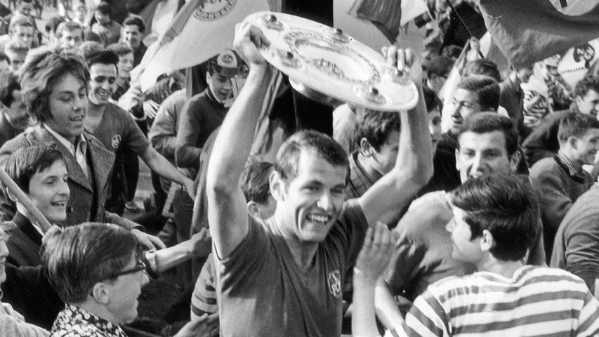 Georg Volkert, 1964 gekommen von der Spielvereinigung Ansbach, debütierte 1965 in der Bundesliga - nachdem ihm Eisenfuß Fritz Popp im Training den nötigen Mumm eingetrichtert hatte. Der elegante Linksaußen avancierte mit zwölf Einsätzen zum Rekord-Nationalspieler der 1968er-Meister. Nach dem Abstieg und einem Regionalliga-Jahr wechselte Schorsch Volkert zum Hamburger SV, mit dem er den Europacup der Pokalsieger und den DFB-Pokal gewann. 1981/82 spielte Volkert, geholt vom VfB Stuttgart, noch einmal für den 1. FC Nürnberg, für den er 1996 bis 1998 als Manager arbeitete. Heute ist der damals jüngste Meisterspieler 72 Jahre alt und führt in Ansbach eine Sportagentur.