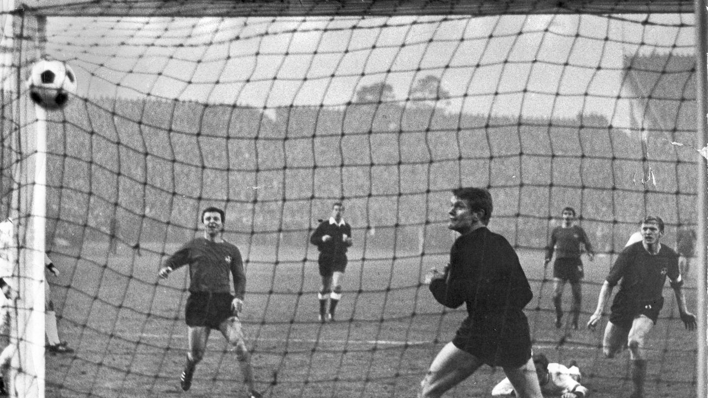 Dieses Spiel in Franken ging in die Geschichte ein: Am 2. Dezember 1967 zerlegt der 1. FC Nürnberg den FC Bayern München in die Einzelteile. 7:3 heißt es am Ende. Es blieb bis heute der letzte große Club-Auftritt.