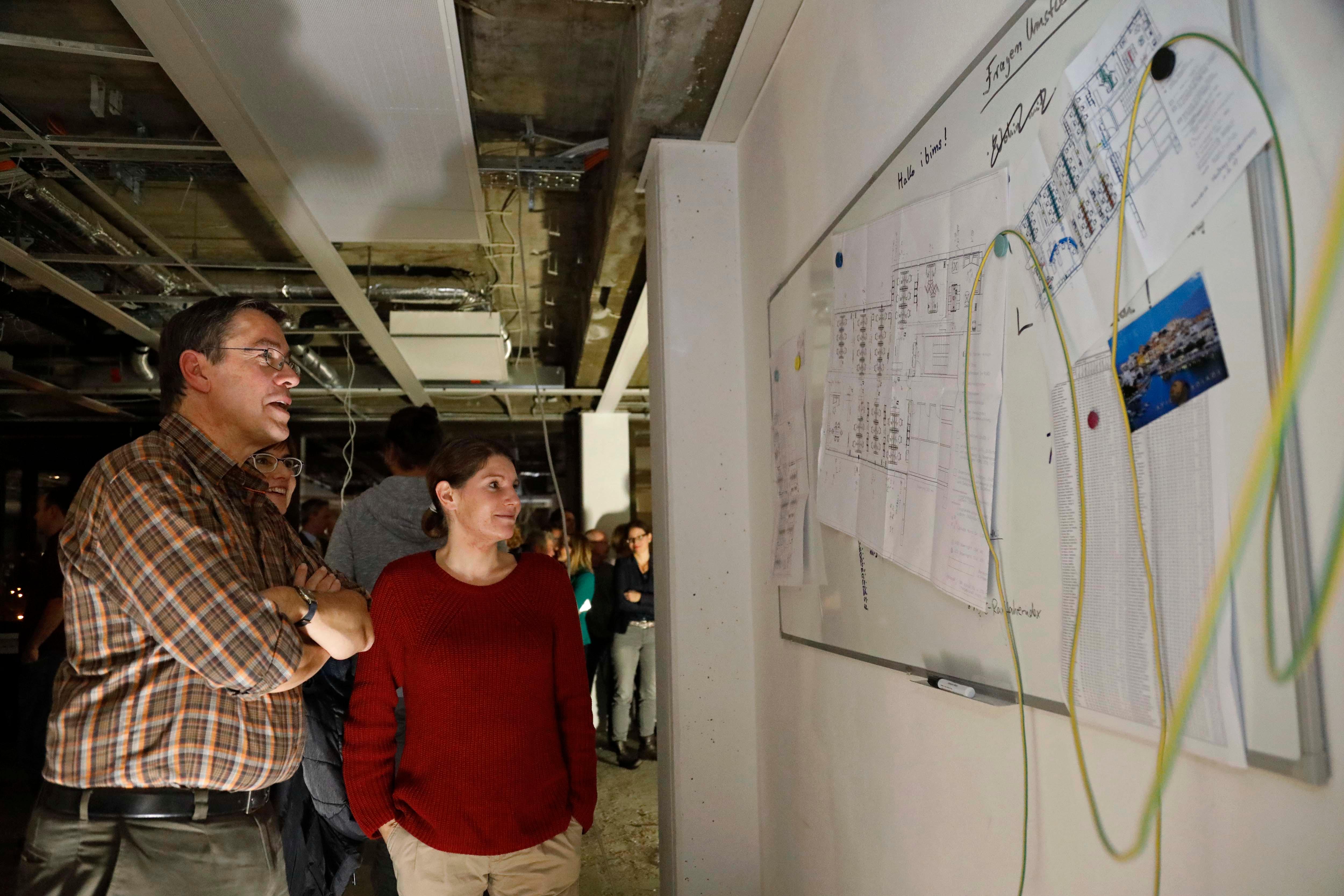 Rückblick: Um den 400 Quadratmeter großen Newsdesk überhaupt errichten zu können, waren weitreichende Umbaumaßnahmen nötig. Zwischenwände mussten entfernt, 2,5 Kilometer Stromkabel und rund zehn Kilometer Datenleitungen verlegt werden.