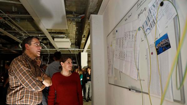 Rückblick: Um den 400 Quadratmeter großen Newsdesk überhaupt errichten zu können, waren weitreichende Umbaumaßnahmen nötig. Zwischenwände mussten entfernt, 2,5 Kilometer Stromkabel und rund zehn Kilometer Datenleitungen verlegt werden.