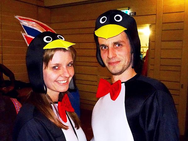 Aufgefallen sind Andrea und Daniel Wagner schon im vergangenen Fasching, als sie als Pinguin-Pärchen zum Rosenmontagsball erschienen. Aufgefallen sind Andrea und Daniel Wagner schon im vergangenen Fasching, als sie als Pinguin-Pärchen zum Rosenmontagsball erschienen.
