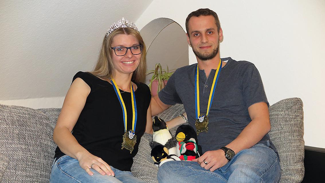 Bisher zieren nur Gesellschaftsorden und Krönchen das neue Prinzenpaar Andrea II. und Daniel I., Kleid, Gewand und Prinzenorden sind noch streng geheim. Vielleicht ist das Ordensmotiv ja ein Pinguin – das Lieblingstier der Frischvermählten, wie an ihrer Sofa-Deko unschwer zu erkennen ist... Bisher zieren nur Gesellschaftsorden und Krönchen das neue Prinzenpaar Andrea II. und Daniel I., Kleid, Gewand und Prinzenorden sind noch streng geheim. Vielleicht ist das Ordensmotiv ja ein Pinguin – das Lieblingstier der Frischvermählten, wie an ihrer Sofa-Deko unschwer zu erkennen ist...