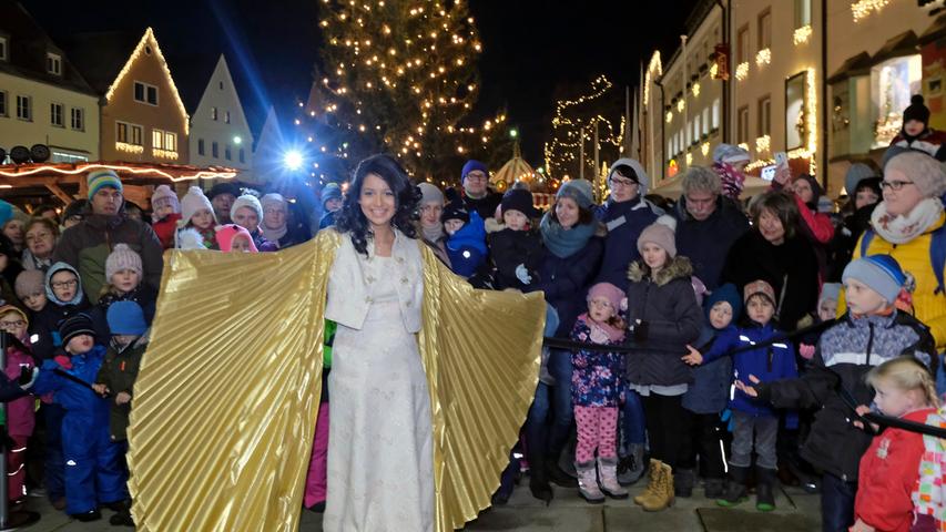 Christkindlesmarkt in Neumarkt: Daisys neues Kleid lässt Augen leuchten