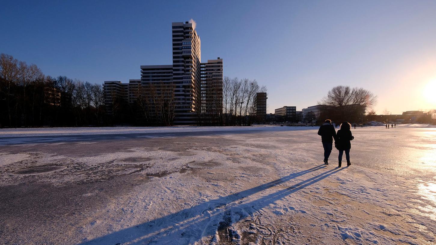 Schon im Januar haben sich einige nicht abhalten lassen, über die Eisfläche in der Norikusbucht zu laufen - allerdings verbotenerweise. In diesem Winter will die Stadt das Eis aber freigeben, auch weil der Wasserspiegel zuvor abgesenkt werden soll - für mehr Sicherheit.